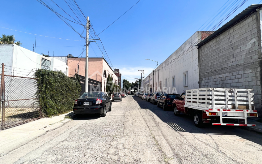 Increíble Edificio a Unos Pasos de La Carretera México – Querétaro