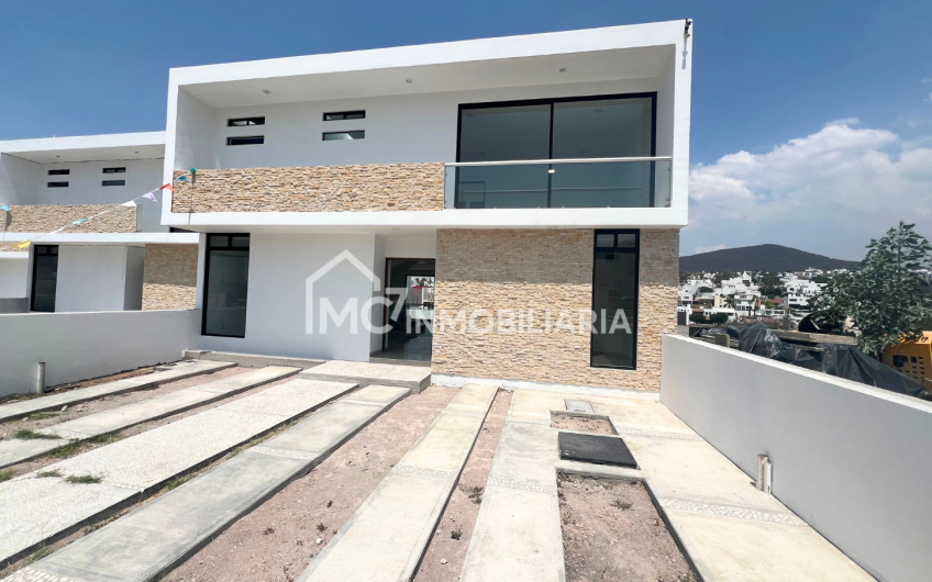 CASA CON SÓTANO en Lomas de Juriquilla