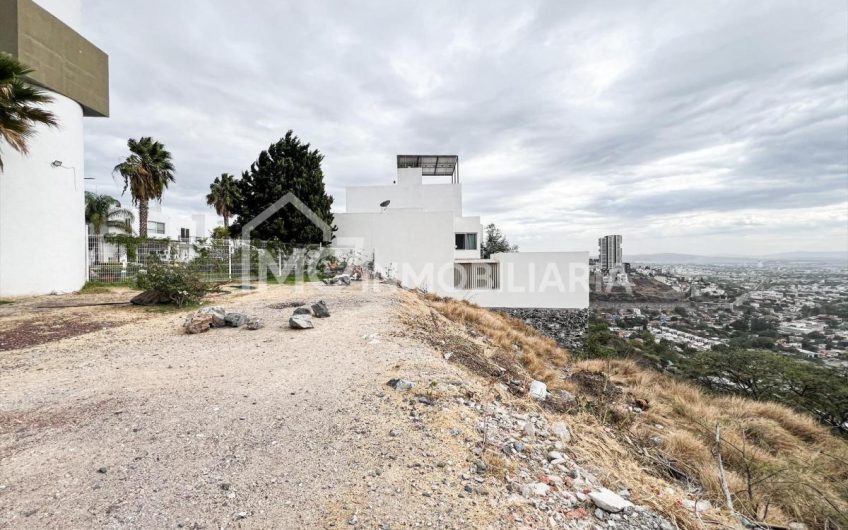 Terreno Para Departamentos en Lomas del Marqués Zona El Campanario