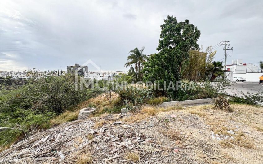 Terreno Para Departamentos en Lomas del Marqués Zona El Campanario