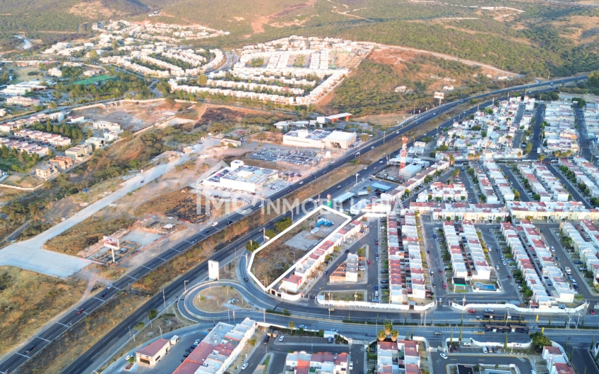 Terreno sobre Fray Junípero Serra frente Altozano