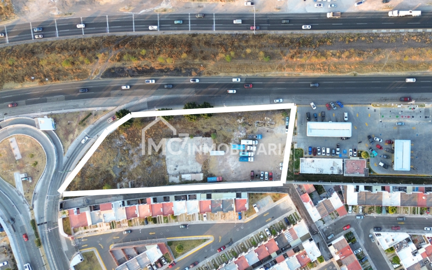 Terreno sobre Fray Junípero Serra frente Altozano