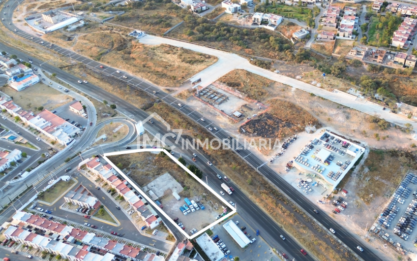 Terreno sobre Fray Junípero Serra frente Altozano