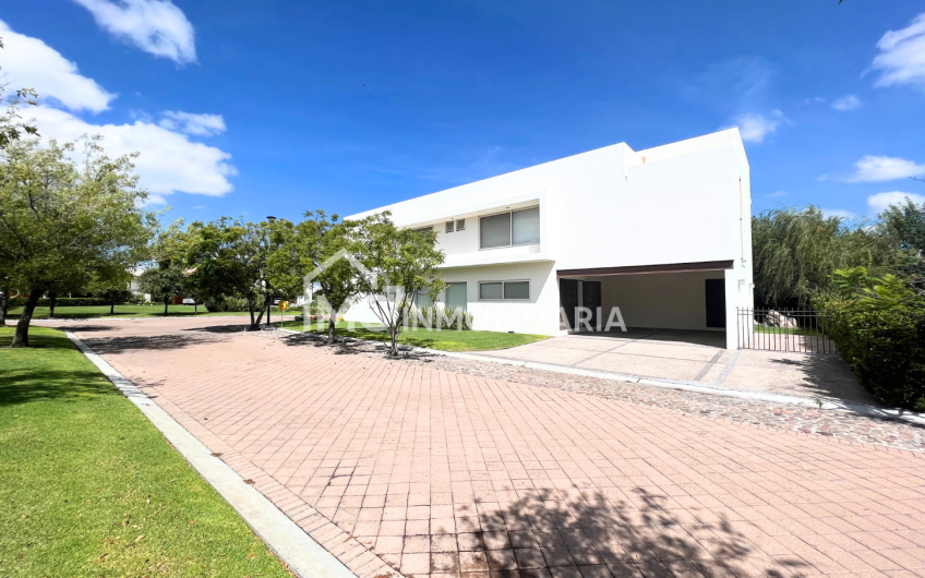Casa en el Campanario en VENTA y RENTA